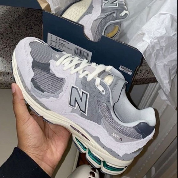 NEW BALANCES 2002 - Picture 1 of 3